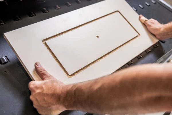 Gefreesd paneel uit de CNC-machine