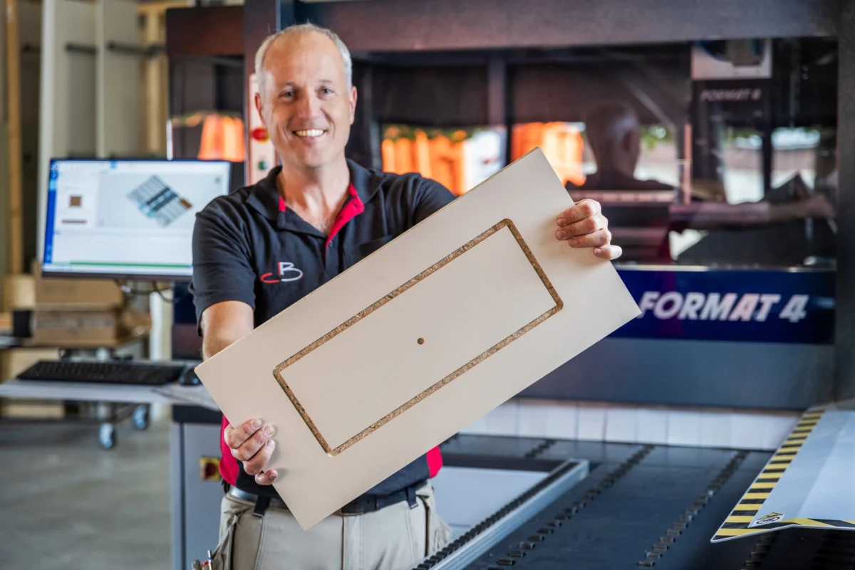 Medewerker met gefreesd paneel in de werkplaats