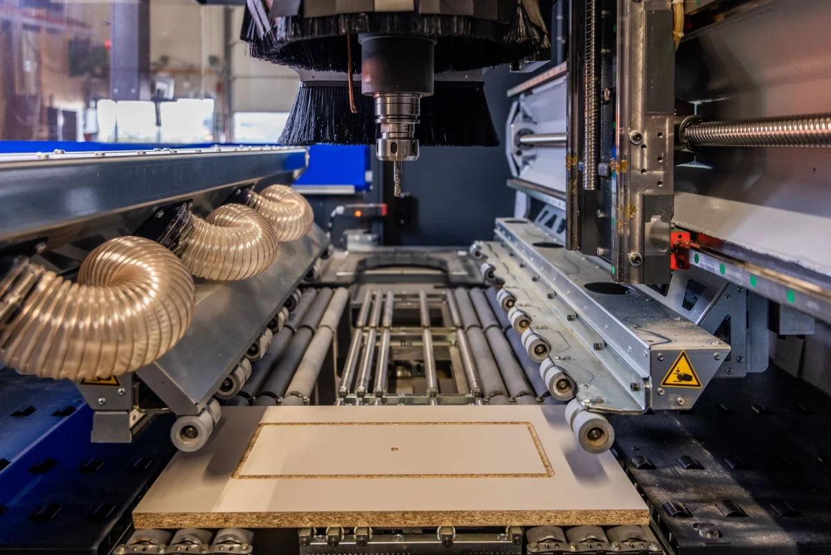 CNC-machine aan het werk in de werkplaats