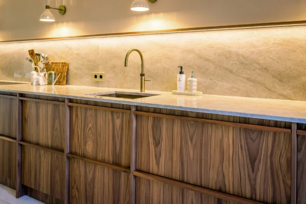 Keuken in notenhout met wandlampen