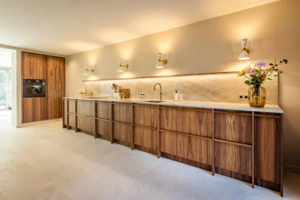 Walnoten keuken met sfeerverlichting